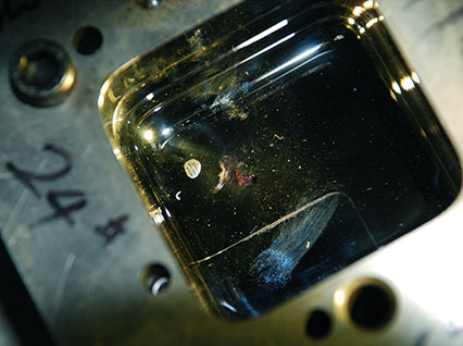 <a href='http://www.gdwjm.cn/product/3.htm' class='text_a'>模具激光焊機(jī)</a>修復(fù)鏡面模具效果